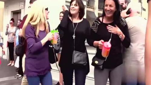 外国恶搞路人吃瓜,路人吃瓜成“笑果”，外国网友创意无限